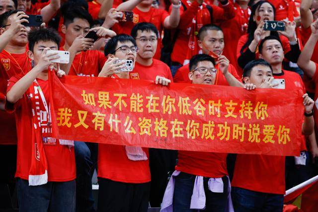 13岁游泳天才于子迪打破亚洲纪录，直言媒体采访更艰难